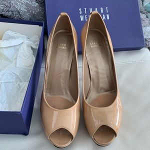 Nude patent leather platform peep toe pumps